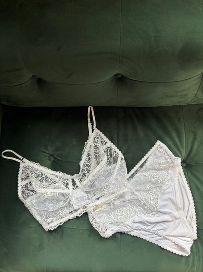 White Dahlia Bra Set (34DD & L) - only 1 available